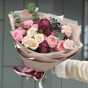 Букет Цветочный Милфей из хризантемы бигуди, кустовых роз, гвозики, скиммии, вибурнума