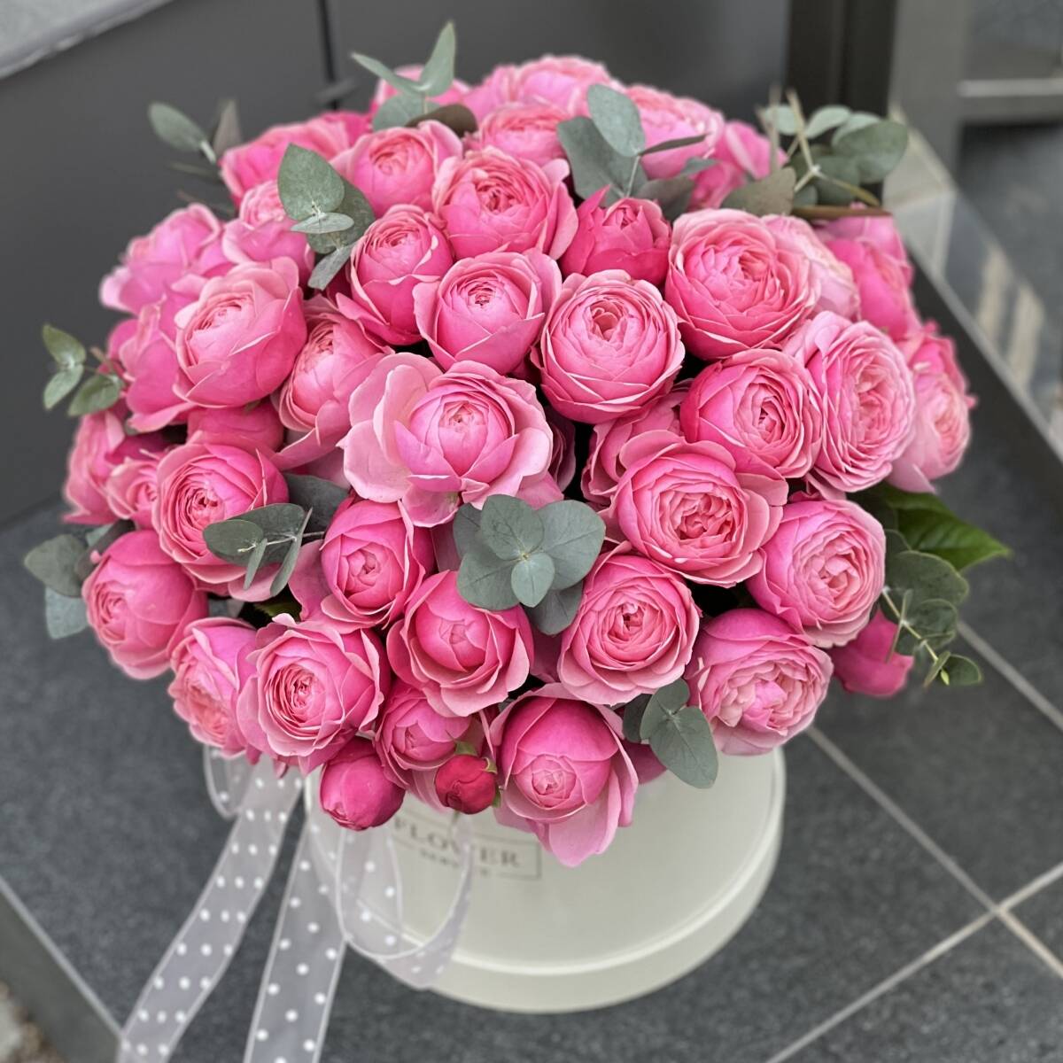 Коробка Скарлет M из пионовидных кустовых роз сильвия пинк