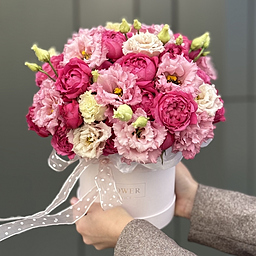 Коробка Летний вечер из эустомы и кустовых пионовидных роз