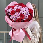 Букет Спеши Любить S из красных роз и розовой хризантемы