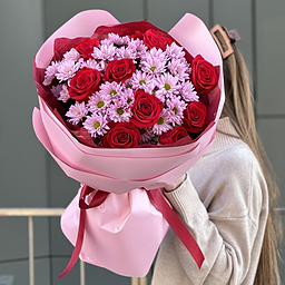 Букет Спеши Любить S из красных роз и розовой хризантемы