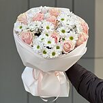 Букет Спеши Любить S из розовых роз и белой хризантемы