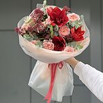 Букет Кружевная Вуаль из амариллиса, скиммии, кустовых роз джульетта и зелени