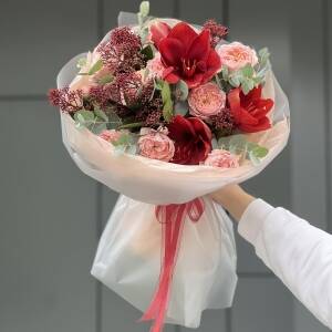 Букет Кружевная Вуаль из амариллиса, скиммии, кустовых роз джульетта и зелени