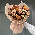 Букет Цветочное Пламя из кустовых роз, скиммии, шиповника, леукоспермума и диантусов
