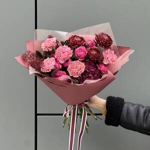 Букет Вишневый морс из гортензии, кустовой пионовидной розы, хризантемы Бигуди, гвоздик и скимии
