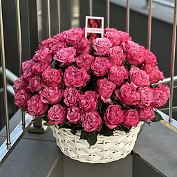 Корзина из 69 роз сорта Кантри