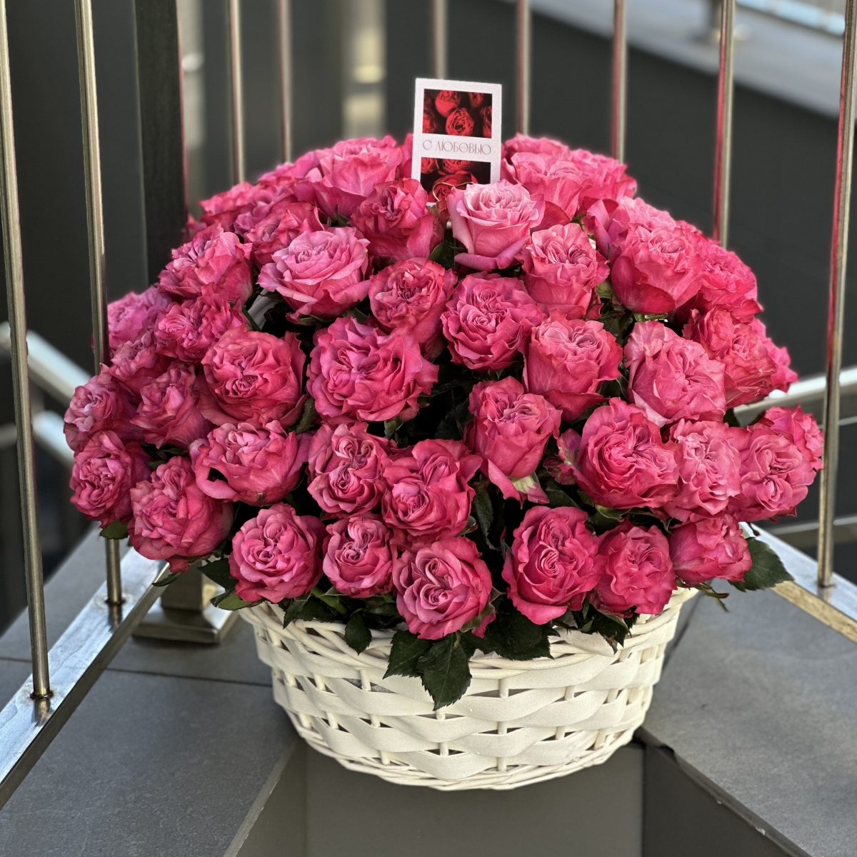 Корзина из 69 роз сорта Кантри