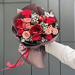 Букет Алые Чувства из амариллисов, брунии, роз и эвкалипта