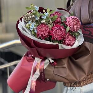 Букет Бургунди из хризантем Бигуди, оксипеталума и брунии