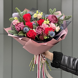 Букет Рождественский Вечер из роз, хризантем Бигуди, скиммии, эустомы, эрингиума и нобилиса