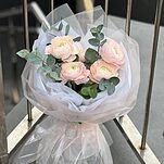 Букет Нежный Поцелуй из 5 ранункулюсов и эвкалипта