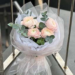 Букет Нежный Поцелуй из 5 ранункулюсов и эвкалипта