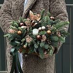 Композиция Сокровище зимы из нобилиса и новогоднего декора