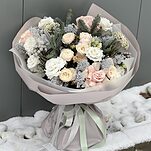 Букет Зимняя Сказка из нобилиса, кустовых и одноголовых роз, скиммии, озотмнуса, брунии и эустомы