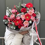 Букет Зимняя Феерия из нобилиса, кустовых и одноголовых роз, гербер, брунии, илекса и декора