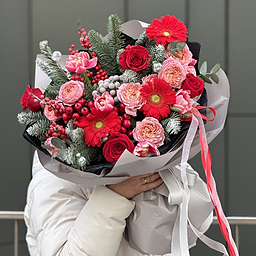 Букет Зимняя Феерия из нобилиса, кустовых и одноголовых роз, гербер, брунии, тюльпанов илекса и декора