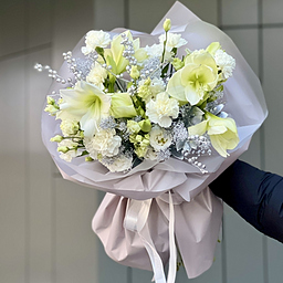 Букет Снежная Симфония из амариллисов, скиммии, илекса, эустомы и диантусов