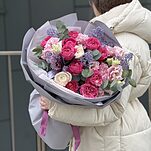 Букет Яркие мечты из кустовых роз, ранункулюсов, эустомы и скиммии