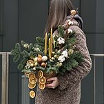Композиция Аромат детства в кашпо из нобилиса и новогоднего декора