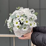 Композиция Облачко  из белой ромашковой хризантемы и эвкалипта