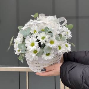Композиция Облачко Мини из белой ромашковой хризантемы и эвкалипта