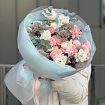 Букет Нежные сны из ранункулюсов, эустомы, кустовых роз, скиммии и гвоздик