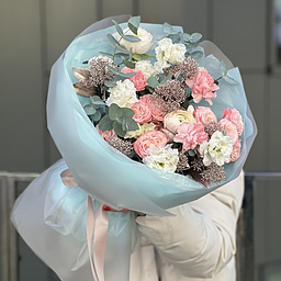 Букет Нежные сны из ранункулюсов, эустомы, кустовых роз, скиммии и гвоздик