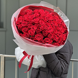Букет Мерси из 65 красных роз сорта фридом