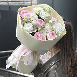 Букет Звездопад S из ранункулюсов и эустомы