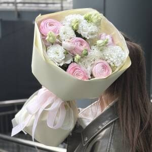 Букет Звездопад S из ранункулюсов и эустомы