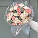 Букет Остров Любви из ранункулюсов, танацетума, кустовой розы джульетта и эвкалипта