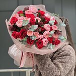 Букет Неземное Очарование из красных роз, скиммии, кустовой розы джульетты и эвкалипта