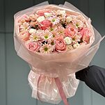 Букет Слова Нежности M из роз кахала, хризантемы салмон и кустовых роз порцелина