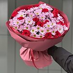 Букет Спеши Любить M из красных роз и хризантемы гранд пинк