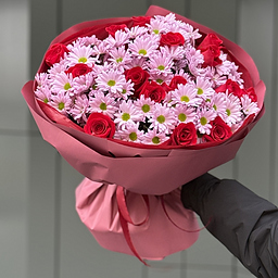 Букет Спеши Любить M из красных роз и хризантемы гранд пинк