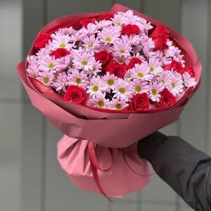 Букет Спеши Любить M из красных роз и хризантемы гранд пинк