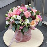 Композиция Бархатные Сны из кустовых роз, скиммии, альстромерий, эустомы и эвкилипта