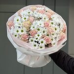 Букет Спеши Любить S из розовых роз и белой хризантемы