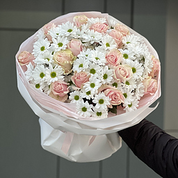 Букет Спеши Любить M из розовых роз и белой хризантемы