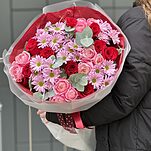Букет Улыбка Природы из красных роз, хризантемы гранд пинк, эвкалипта и пионовидных кустовых роз сильвии пинк