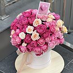 Композиция в коробке Цветущий Сад из роз сорта сильвия пинк, малиновой джульетты и морнинг стар