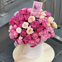 Композиция в коробке Цветущий Сад из роз сорта сильвия пинк, малиновой джульетты и морнинг стар