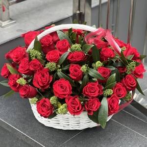 Корзина из 51 красной розы и скиммии