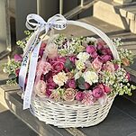 Корзина Весеннее Тепло из эустомы, сирени, кустовой пионовидной розы, тюльпанов и гвоздики