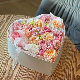 Коробка Сердце Цветочный поцелуй из кустовых роз сильвия пинк, морнинг стар и эустомы