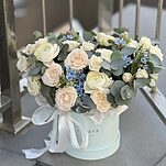 Коробка Чувства из ранункулюсов, оксипеталума и кустовой розы софи, роял порцелина