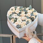 Композиция Сердце Софи из кустовой розы и эвкалипта