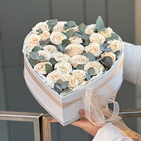 Композиция Сердце Софи из кустовой розы и эвкалипта