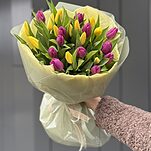 Букет Весеннее Настроение из 25 желтых и фиолетовых тюльпанов